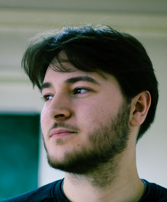Portrait de Tom Lefèvre, de profil, regardant sur le côté
